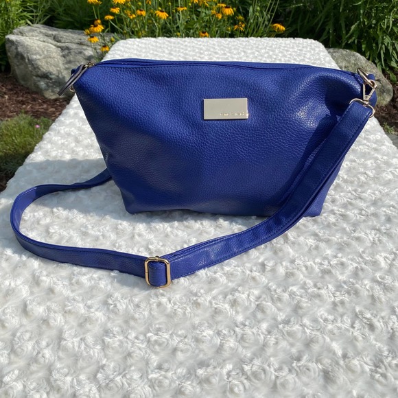 Remi & Reid Pebbled Faux Leather Adjustable Shoulder Bag - Picture 1 of 14